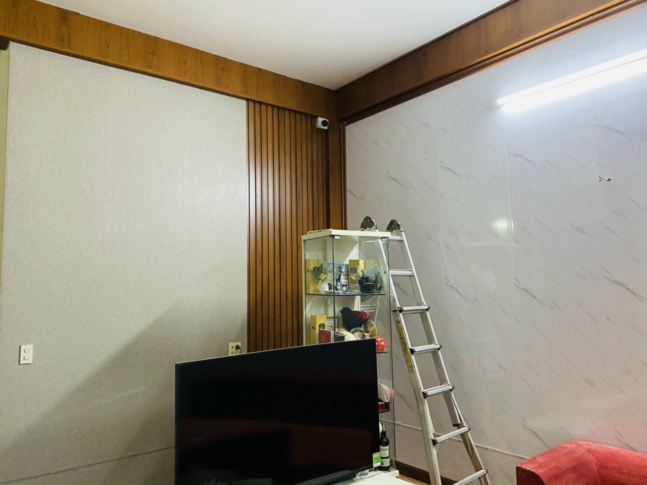 Lắp đặt tấm pvc vân đá đơn giản