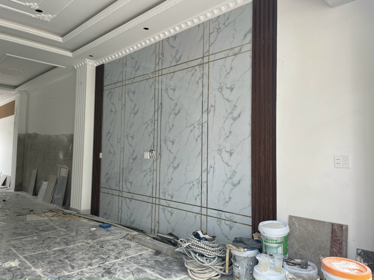Ứng dụng tấm nhựa giả dá trang trí nội thất phòng khách
